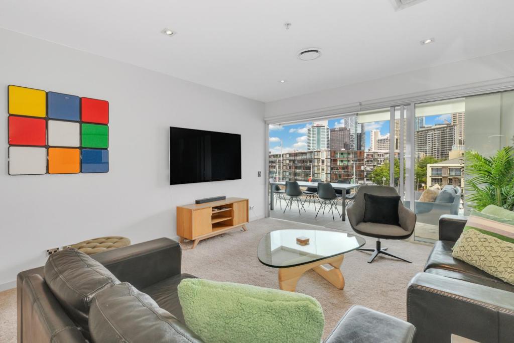 QV Apartment Overlooking the Viaduct (1137)