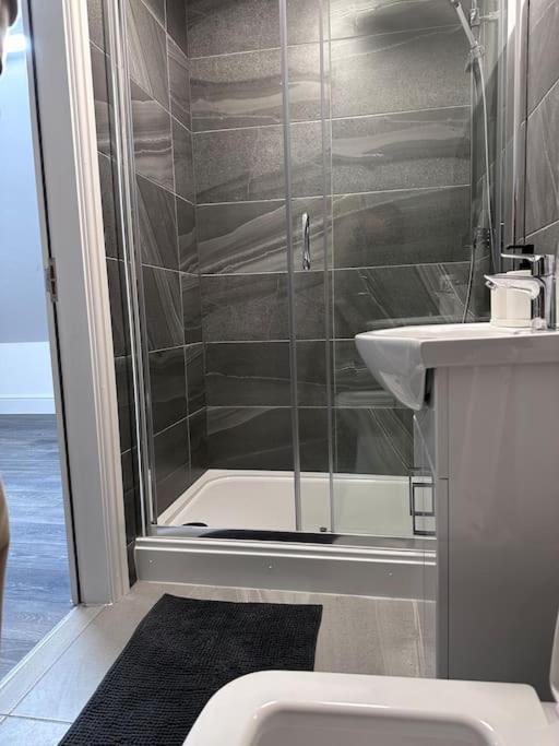Flat in Leicester! - Tap to explore photos