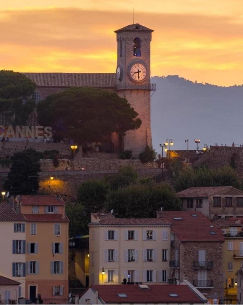 À deux pas du Palais des Festivals , deux pièces dans le bas du quartier historique du Suquet à Cannes photo 1