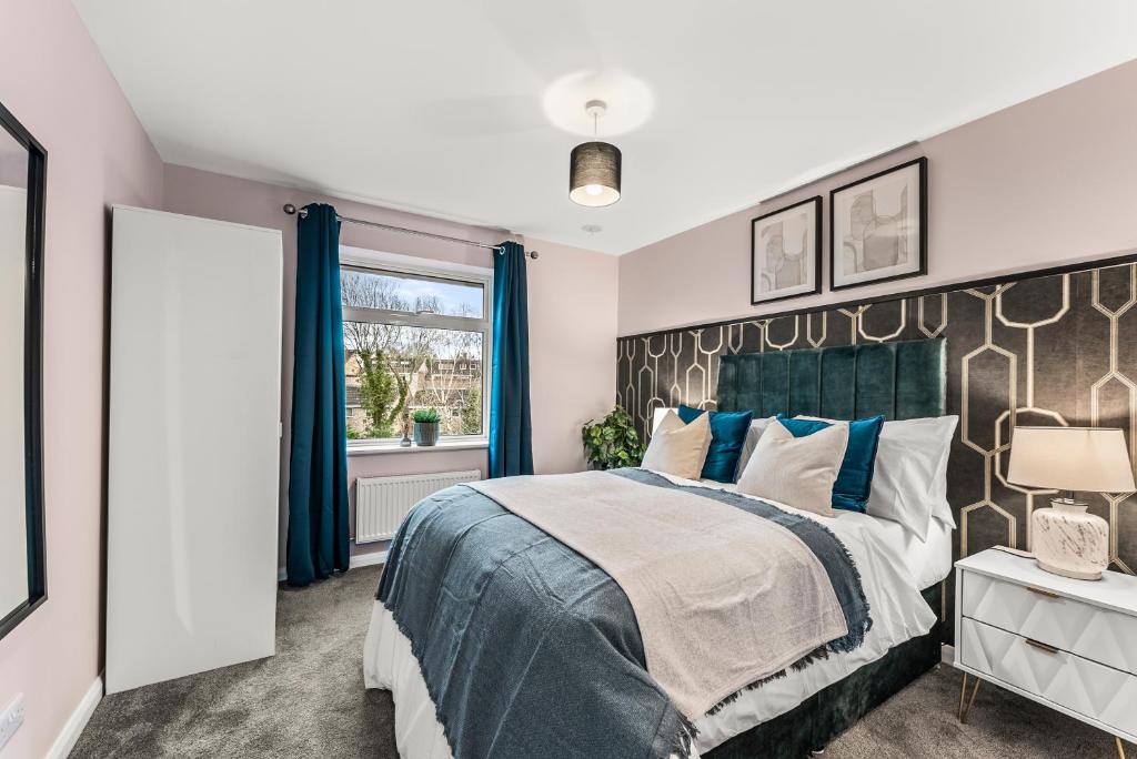 Elegant Retreat in Cheltenham - Garden & Parking Included - Tap to explore photos