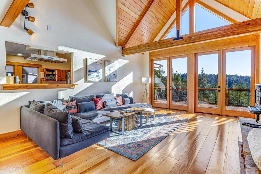 Mendocino Redwood Retreat - Vista Home