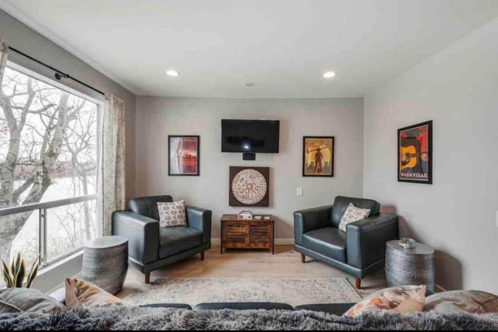 Beautiful Downtown Nashville Condo By the River-1012 image