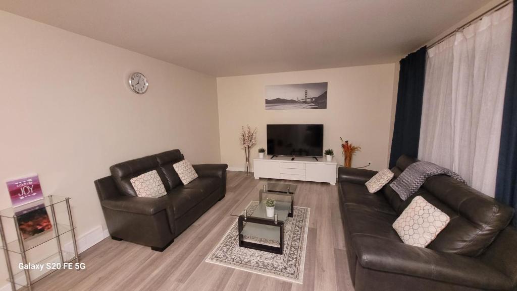 Home away from home - 6 bedroom fantastic bungalow photo 3