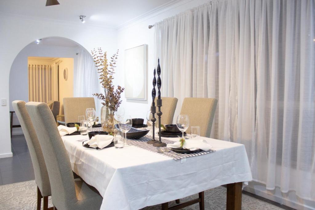 Cozy Cottage for Families, Sleeps 8 , Big backyard, parking for 4 cars, Walking distance to Shopping mall photo 2