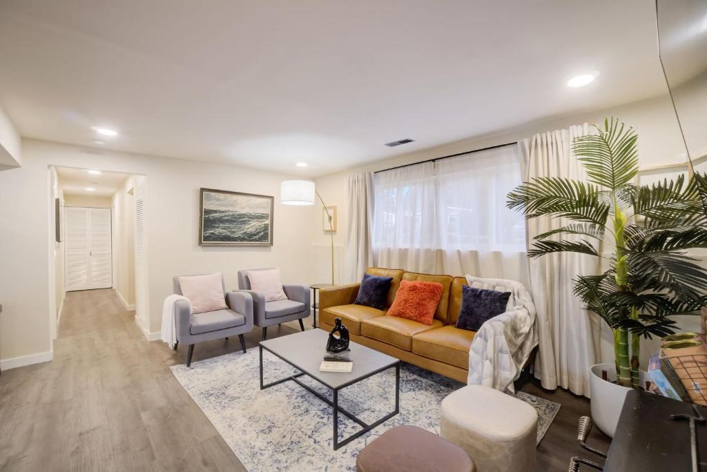 Tranquil garden getaway w 3 kings, fire pit, patio & ping-pong 10 min to DT Bellevue