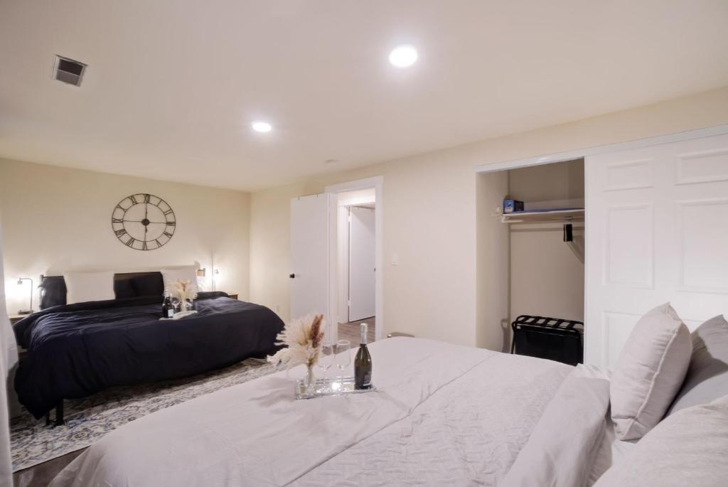 Tranquil garden getaway w 3 kings, fire pit, patio & ping-pong 10 min to DT Bellevue photo 1