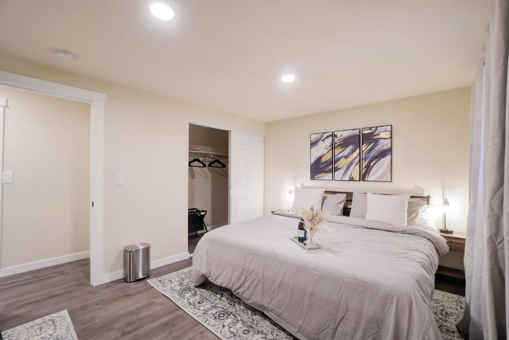 Tranquil garden getaway w 3 kings, fire pit, patio & ping-pong 10 min to DT Bellevue photo 4
