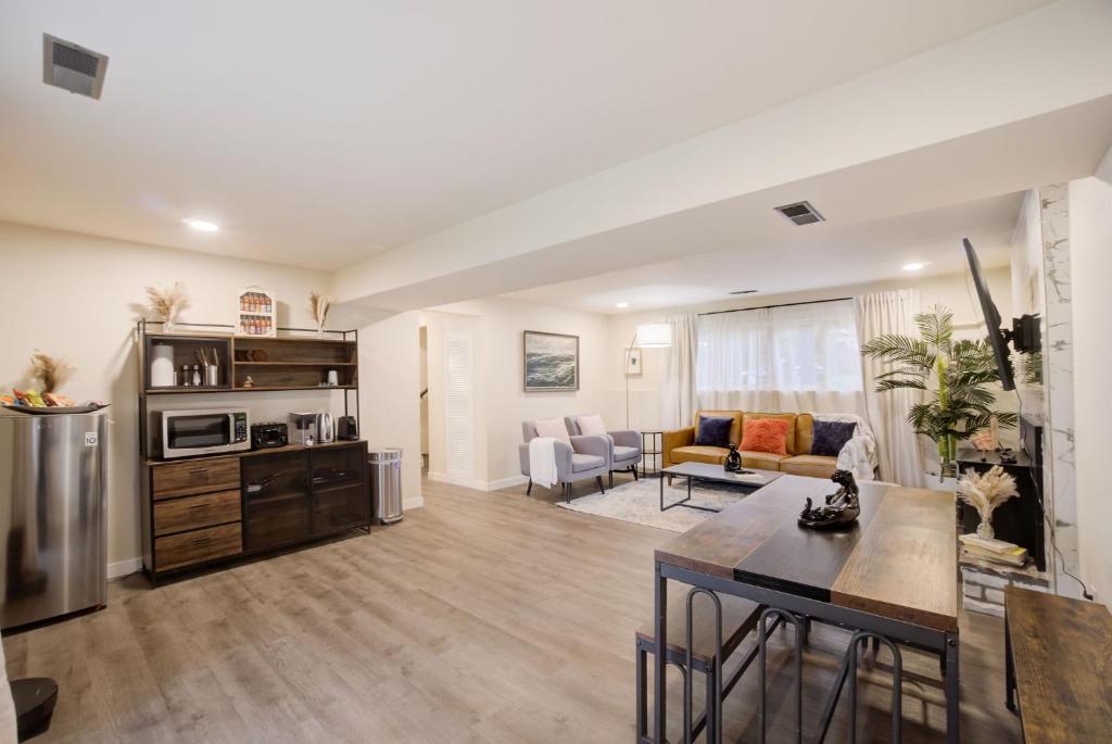 Tranquil garden getaway w 3 kings, fire pit, patio & ping-pong 10 min to DT Bellevue photo 2
