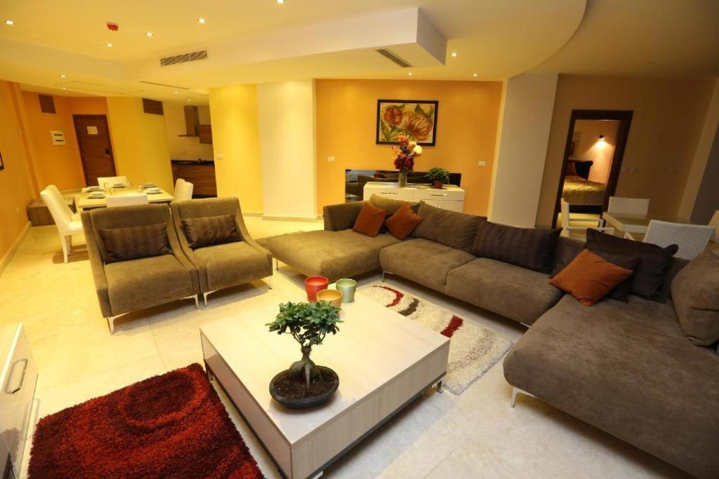 Delora Hotel and Suites photo 2