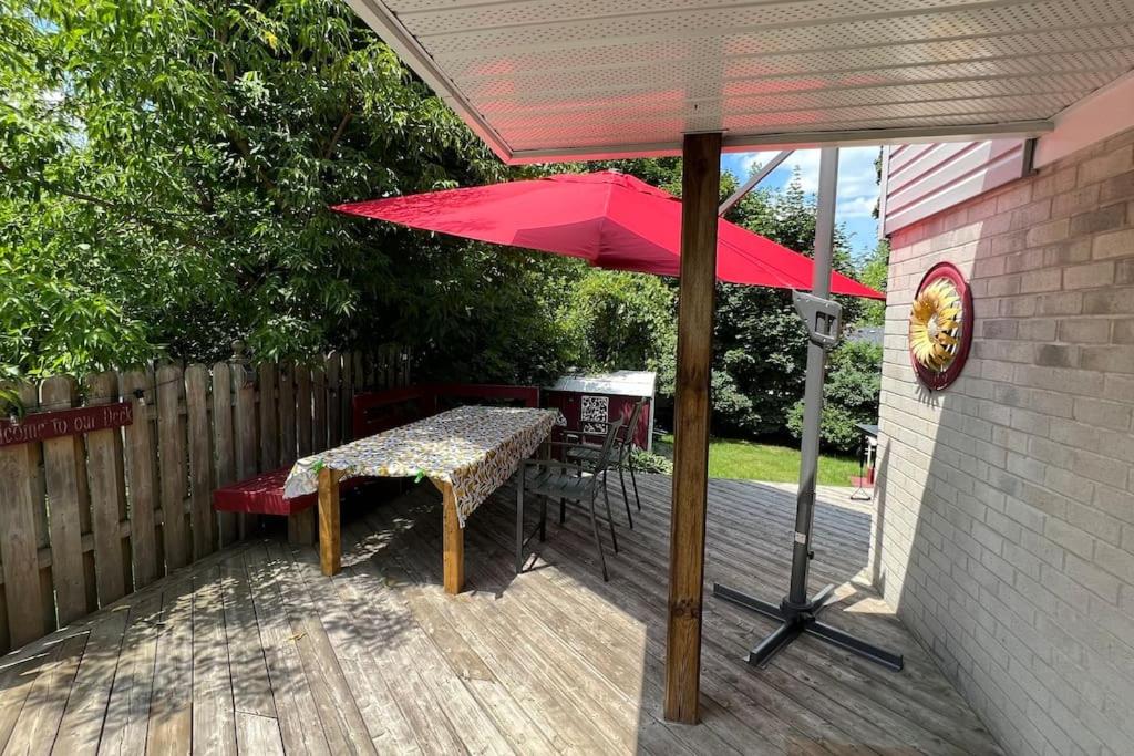 Cheerful 3 bedroom, 2 car garage, huge backyard photo 1