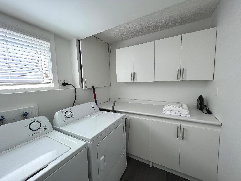 Cozy 3 beds Suite Near Calgary Airport Sleeps 6 - Tap to explore photos