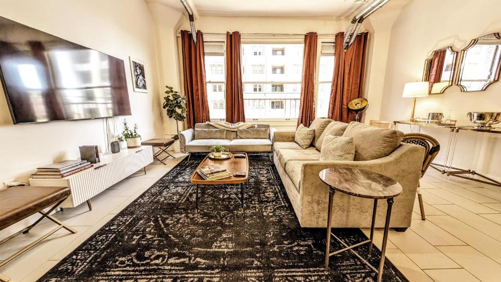 Classic Los Angeles Elegance in Downtown, Sleeps 4, Free Parking and 360 Degree View Roof Top Pool! image