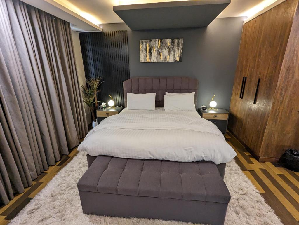 Goldcrest Mall One-bed Penthouse photo 2