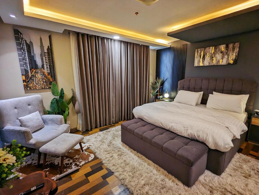 Goldcrest Mall One-bed Penthouse photo 1