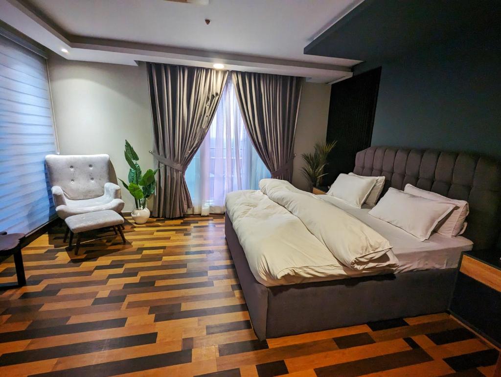Goldcrest Mall One-bed Penthouse photo 4