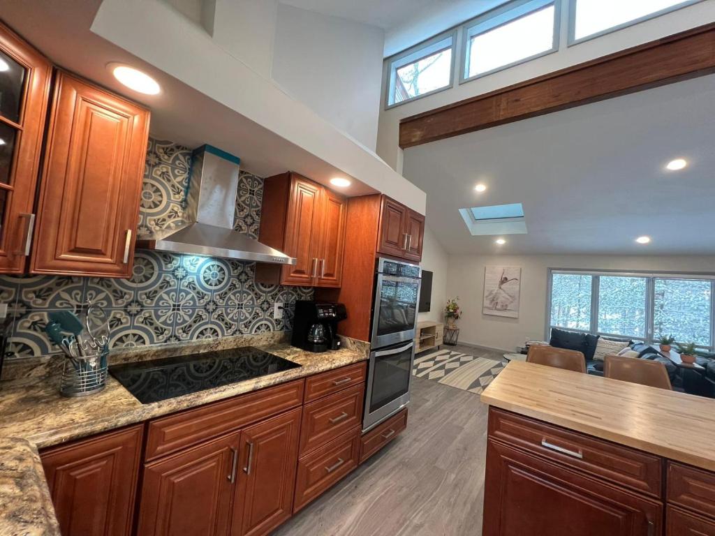 Open Concept & Stylish-HotTub-Sauna-Billiard-Poker-BBQ photo 3