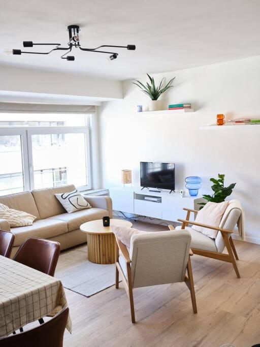 Hugo by the harbor, light-filled and centrally located apartment - free parking photo 1