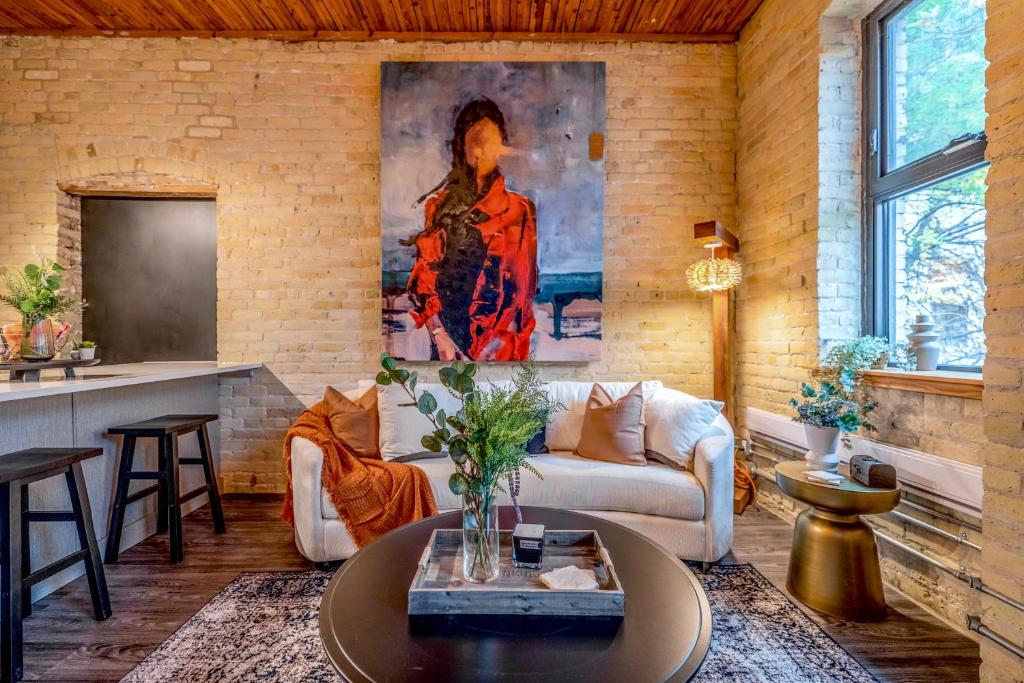 FREE PARKING 5 Star Quiet 2 BR Loft - Central - FULLY Stocked photo 2