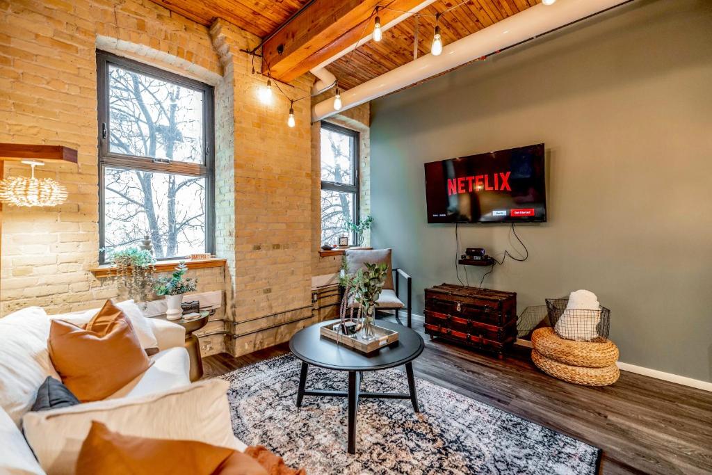 FREE PARKING 5 Star Quiet 2 BR Loft - Central - FULLY Stocked