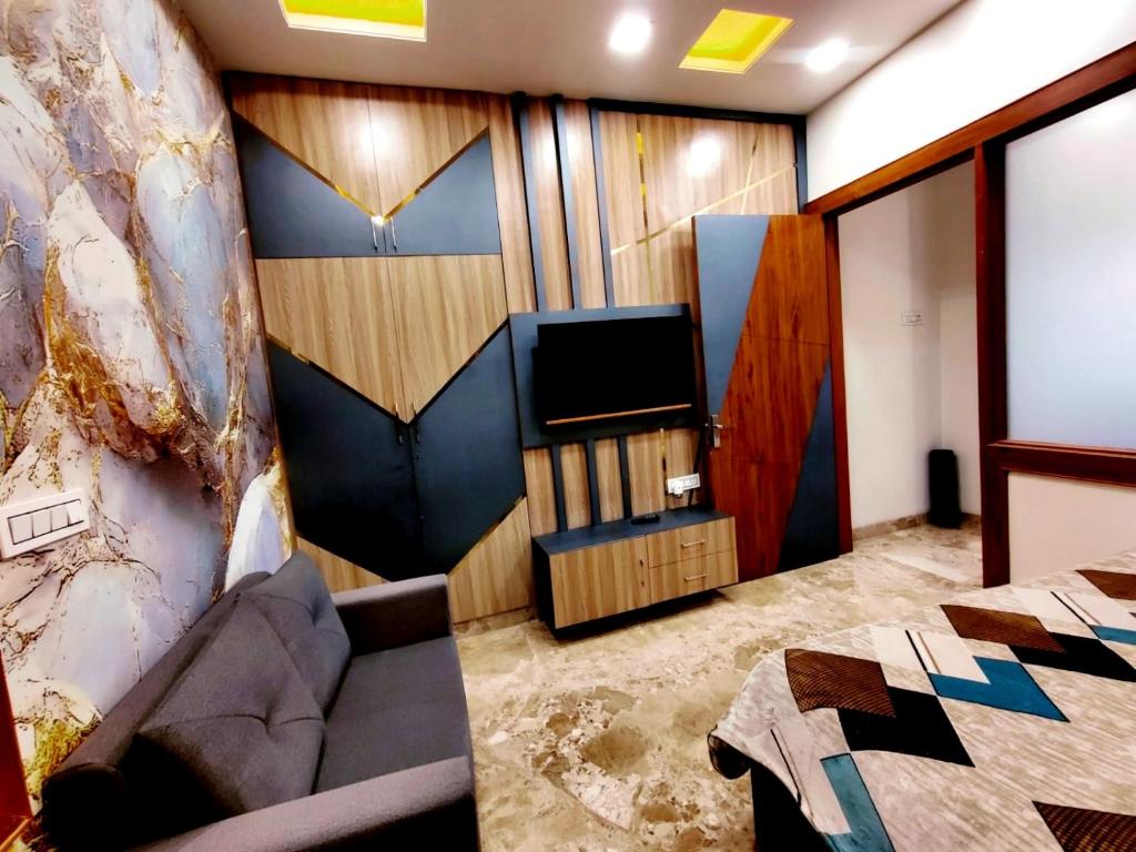 Luxury Family Suite Homestay in Vrindavan with Lobby, Balcony, Kitchen, Washing Machine - Free Wifi, No Parking photo 3
