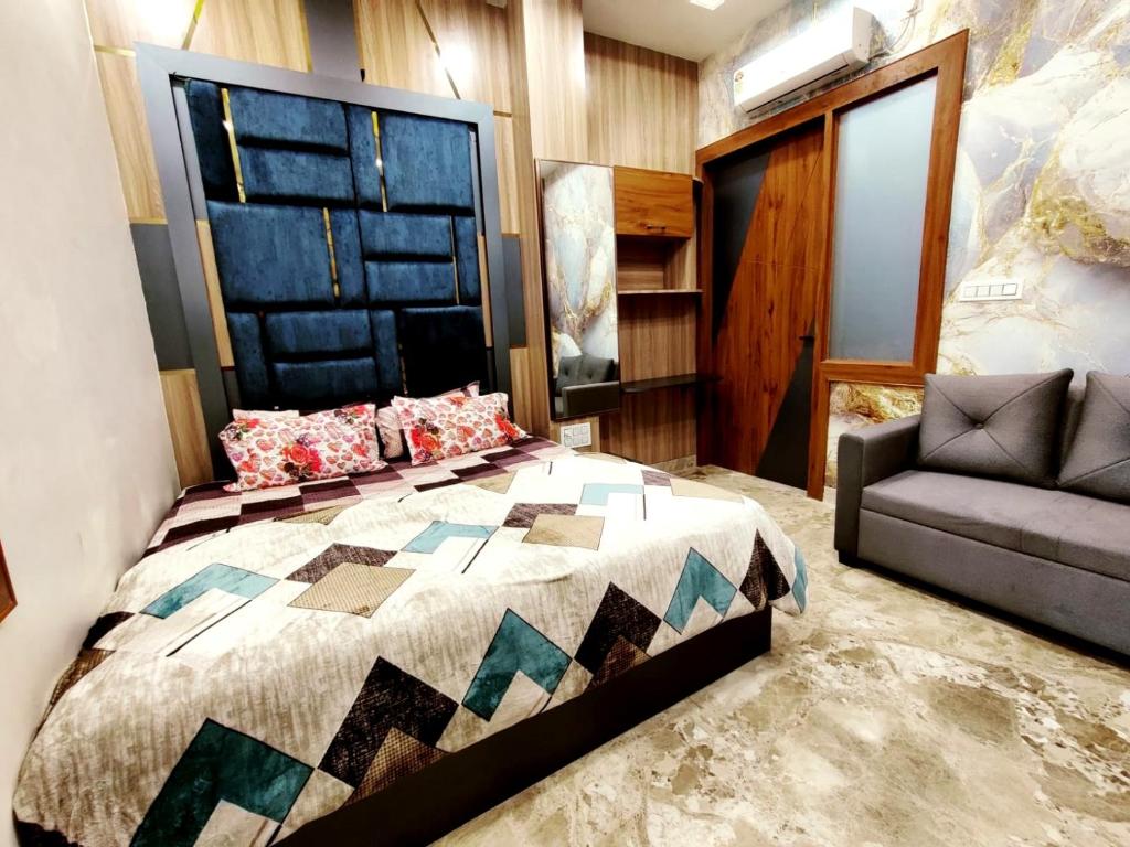 Luxury Family Suite Homestay in Vrindavan with Lobby, Balcony, Kitchen, Washing Machine - Free Wifi, No Parking photo 1