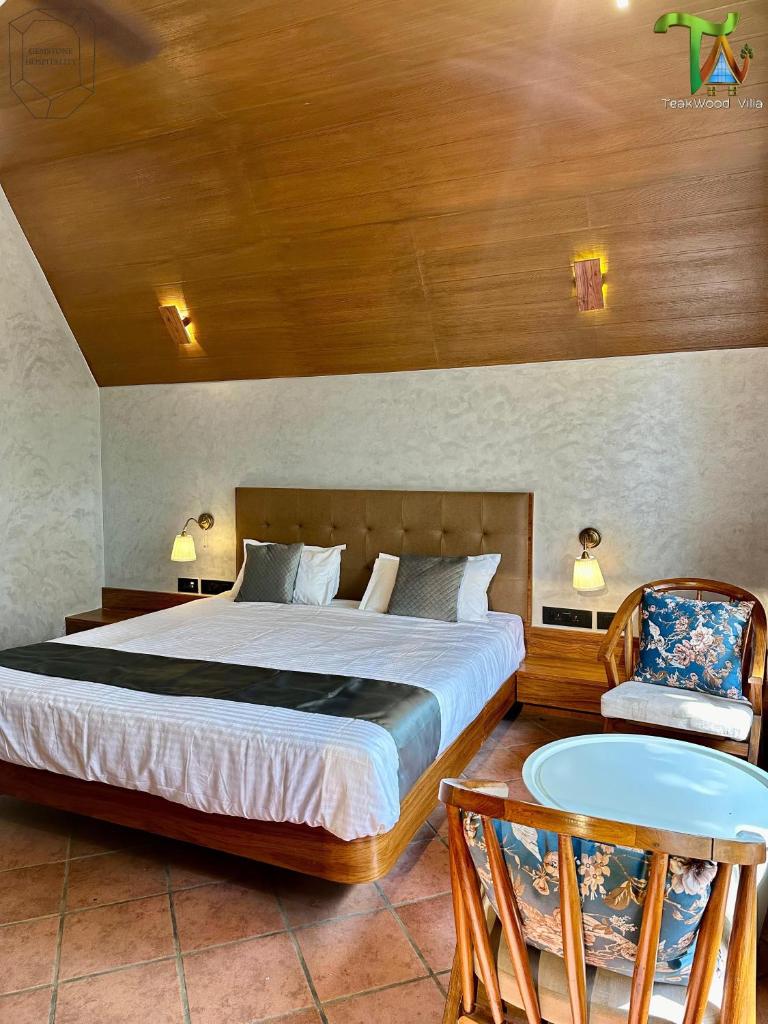 Luxurious 3BHK W//Pool Teakwood Villa By Gemstone Hospitality photo 2