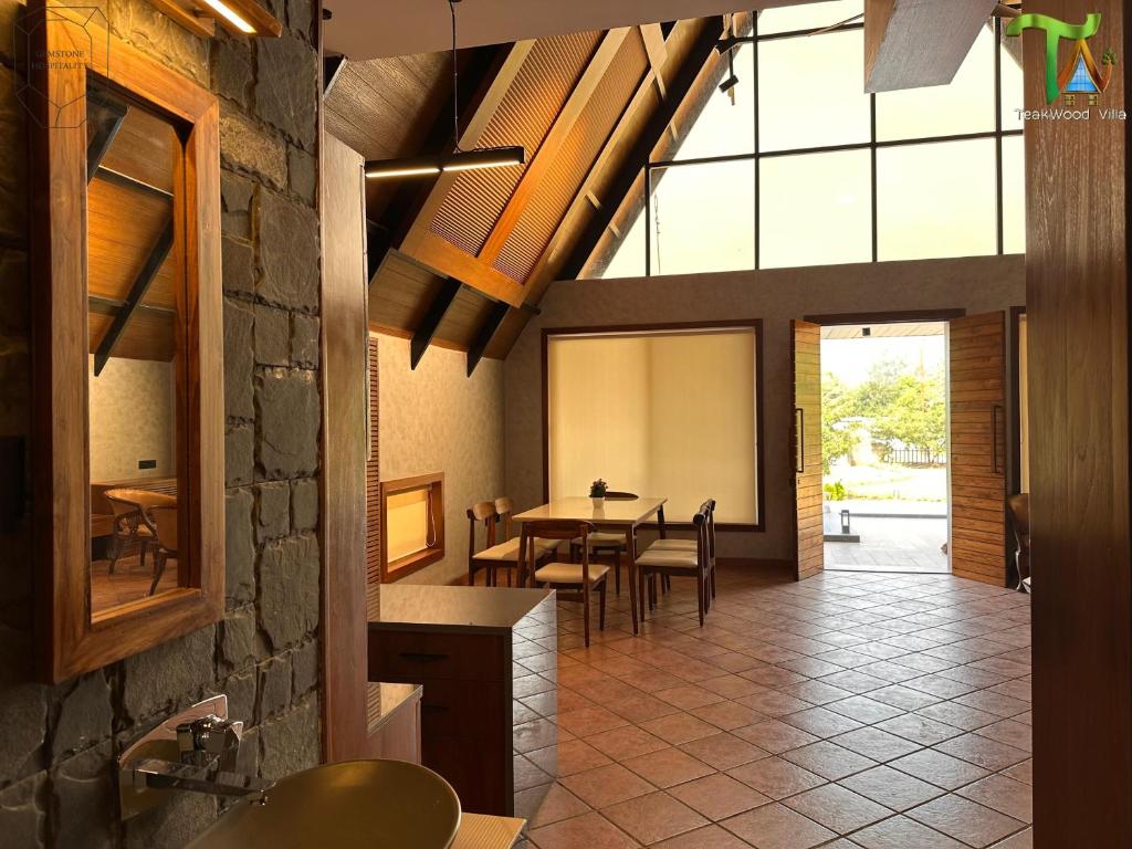 Luxurious 3BHK W//Pool Teakwood Villa By Gemstone Hospitality photo 3