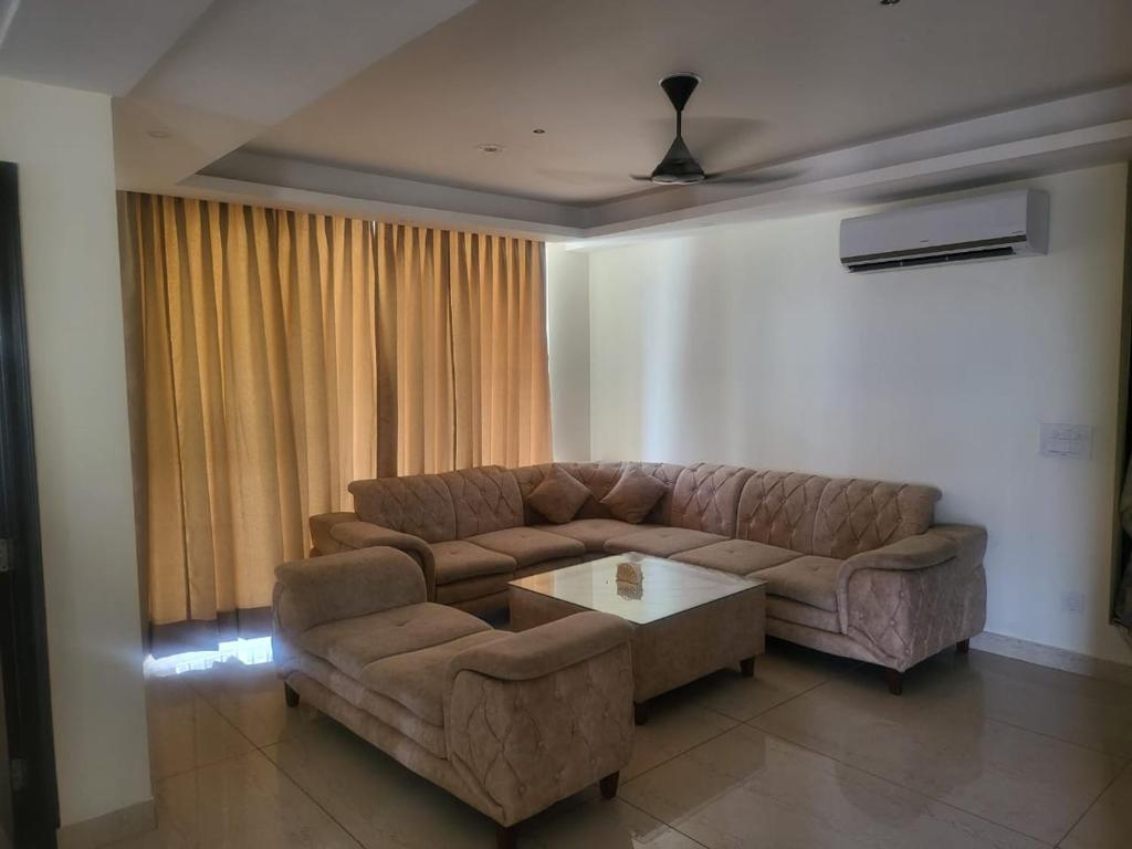 AMBIKA LA PARISION photo 4