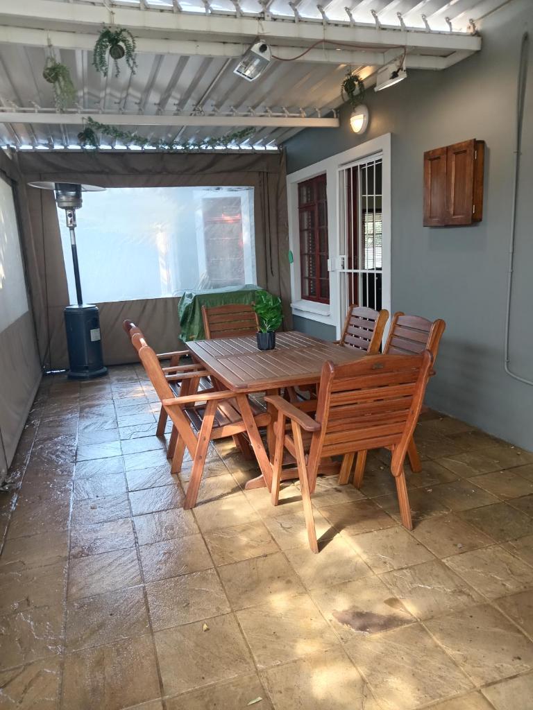 Fancy Pansy 4.2 Room 1 only : Spacious 1 bedroom house photo 1