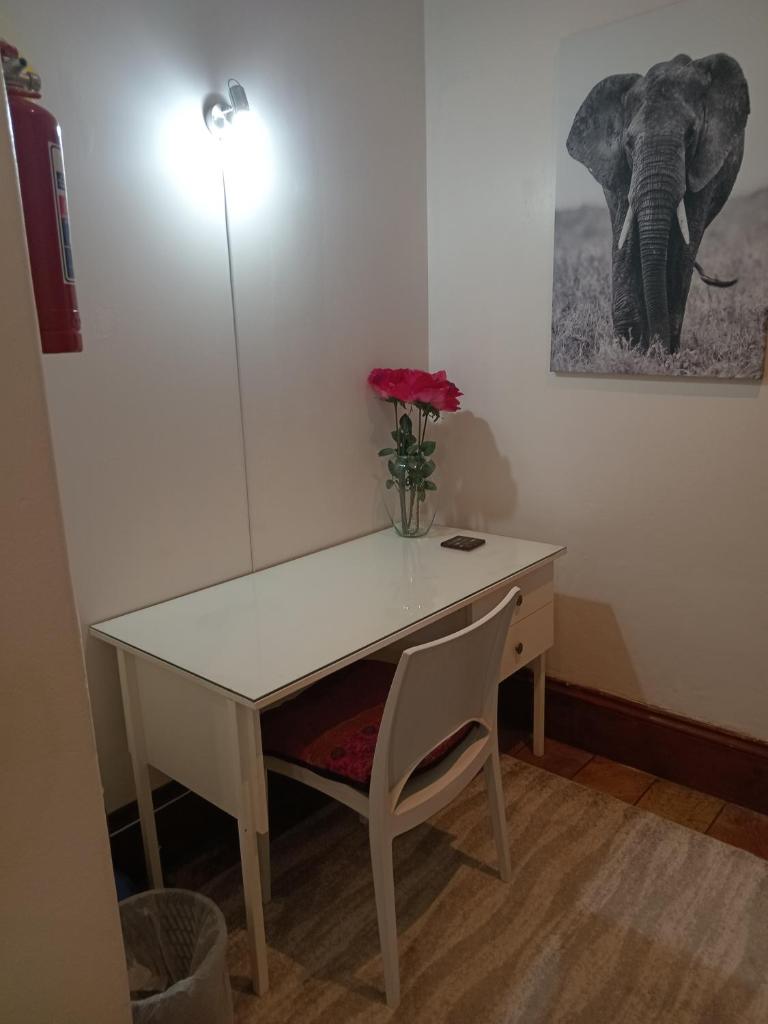 Fancy Pansy 4.2 Room 1 only : Spacious 1 bedroom house photo 2