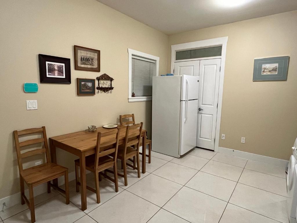 Private Guest Suite With Backyard photo 2