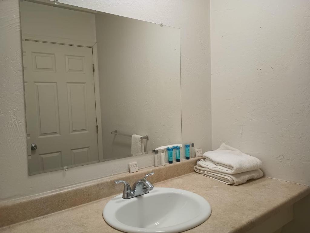 Cedar Inn & Suites photo 2
