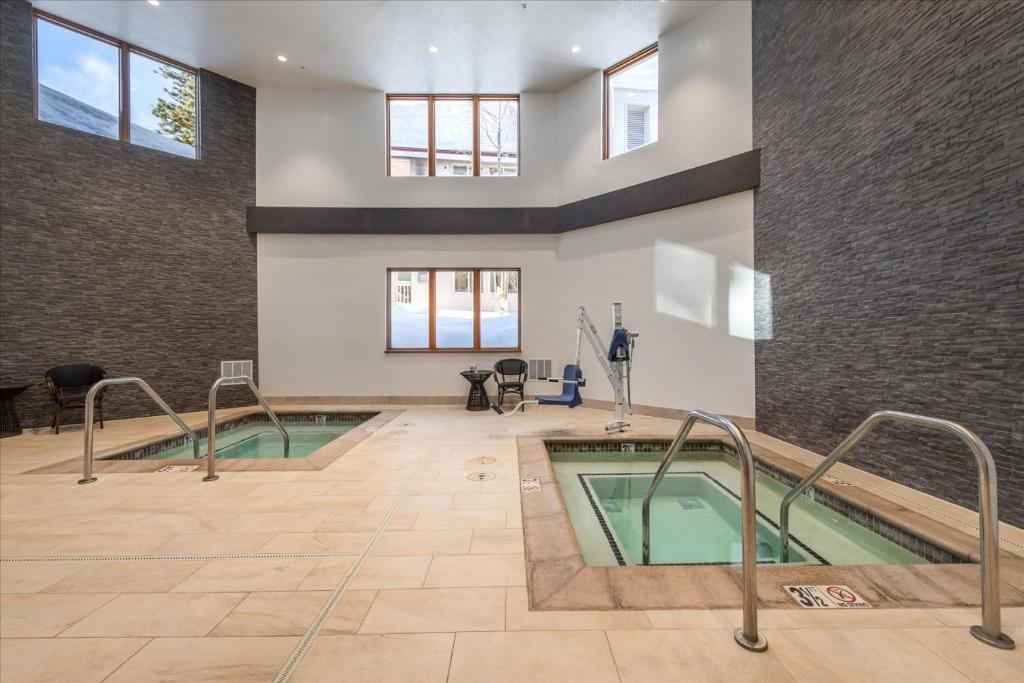 Ski In Ski Out 1200sf VIP Palisades Condo Mountain Open Until Memorial Day photo 3