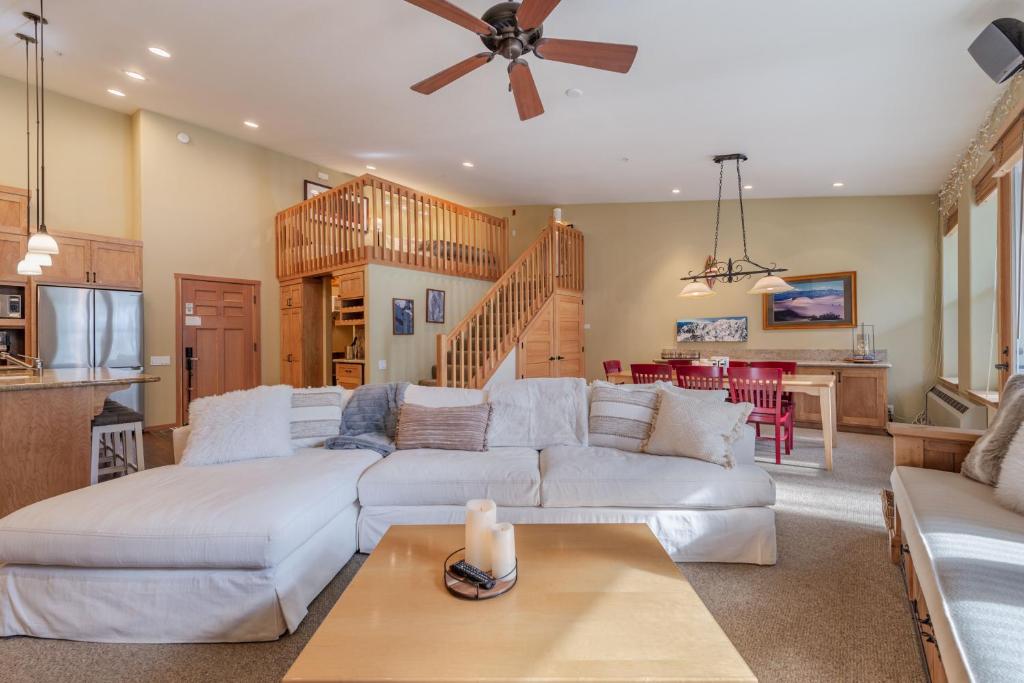 Ski In Ski Out 1200sf VIP Palisades Condo Mountain Open Until Memorial Day photo 4