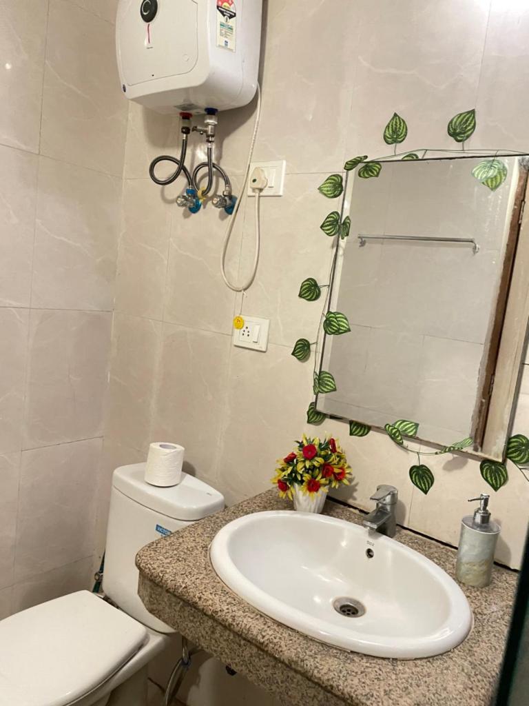 The Noida Castle Apartment with Wi-Fi & Telivsion photo 4