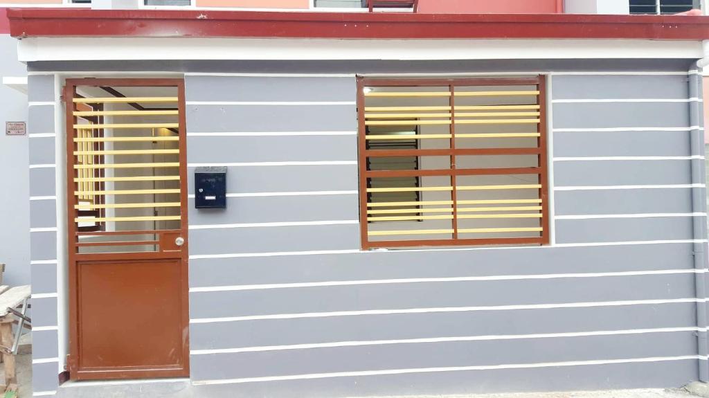 Calapan Transient House 3-BedRoom near MALLS L26