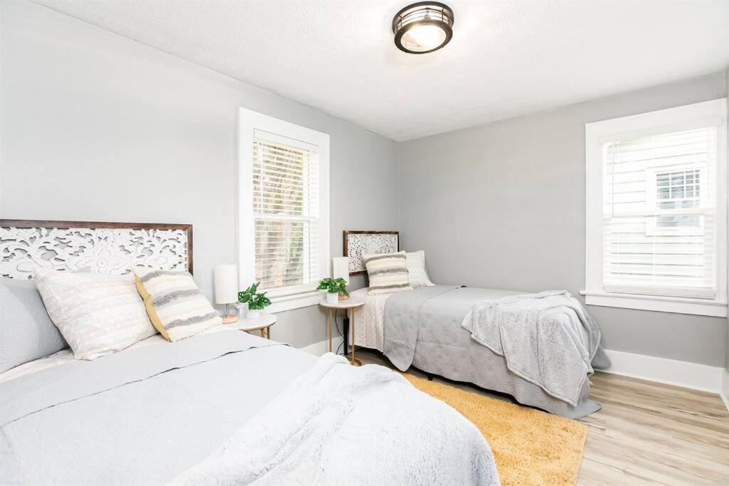 South Bend Serenity: Freshly Renovated 3BR 2mi ND photo 1