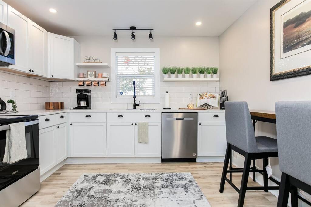 South Bend Serenity: Freshly Renovated 3BR 2mi ND photo 3