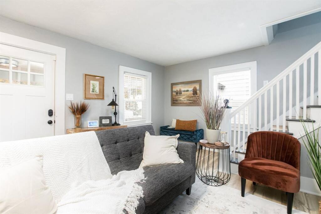 South Bend Serenity: Freshly Renovated 3BR 2mi ND photo 4