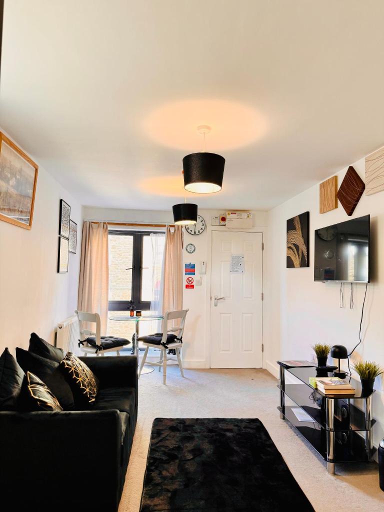 Town Centre Modern 1 Bed 1 Bath Apartment at Potter House by Lord Property photo 2