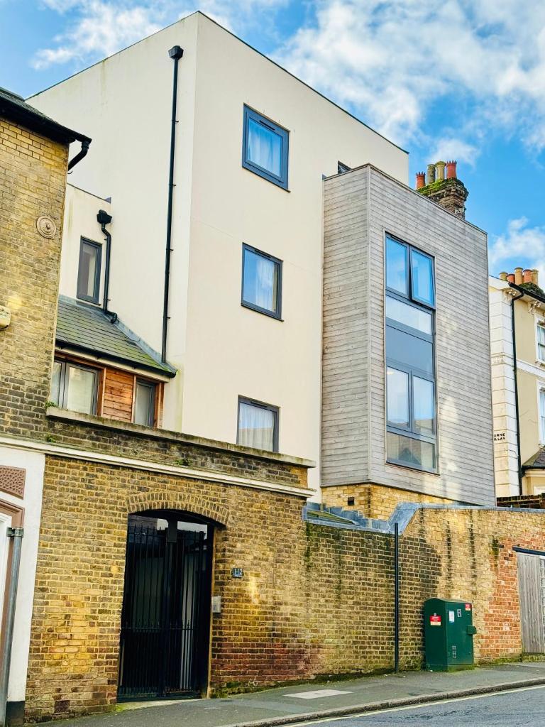 Town Centre Modern 1 Bed 1 Bath Apartment at Potter House by Lord Property