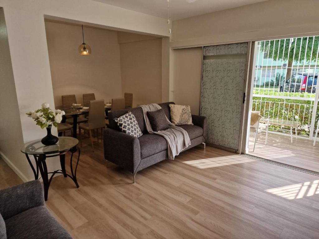 2 Bed, parking, gated, modern photo 3
