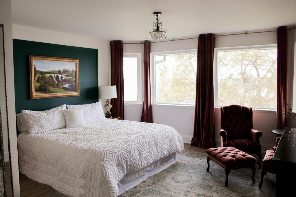 King Waterfront Suite at Fancie's PEC