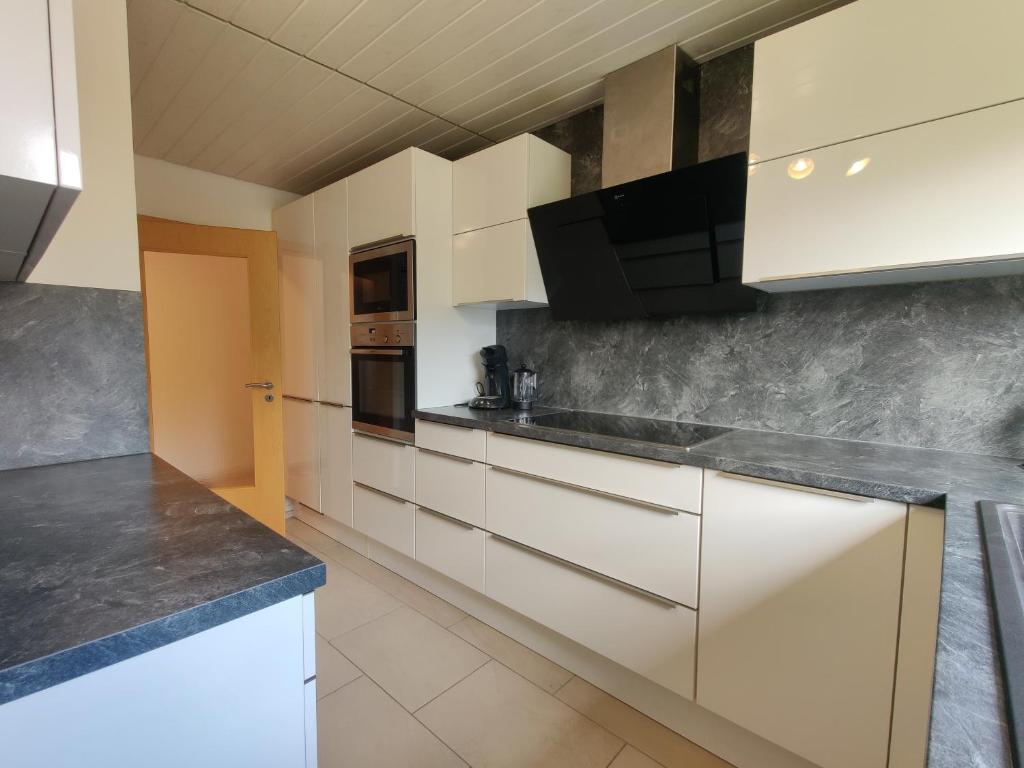 81qm, 3 bedroom, King-Bed, parking, fast Wifi, Netflix photo 3
