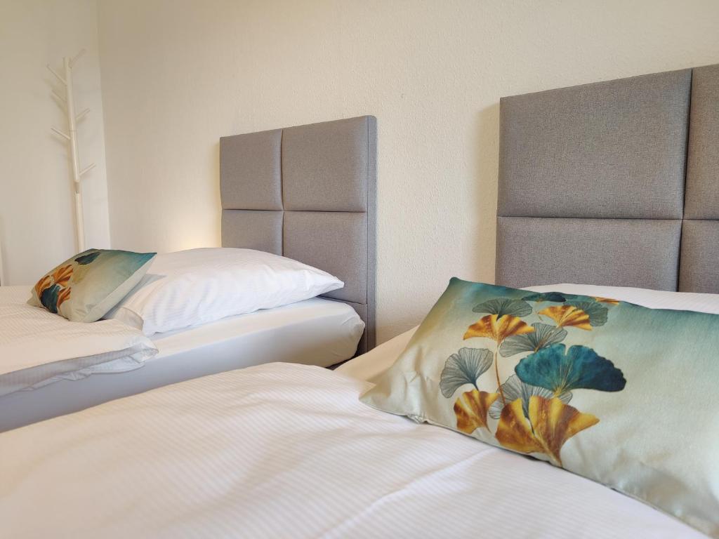 81qm, 3 bedroom, King-Bed, parking, fast Wifi, Netflix photo 2