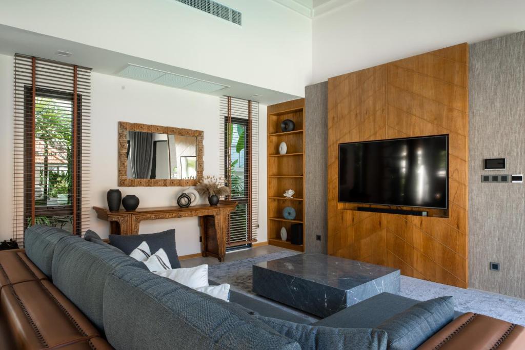 Breathtaking 4-Bedroom Villa near BangTao beach photo 2