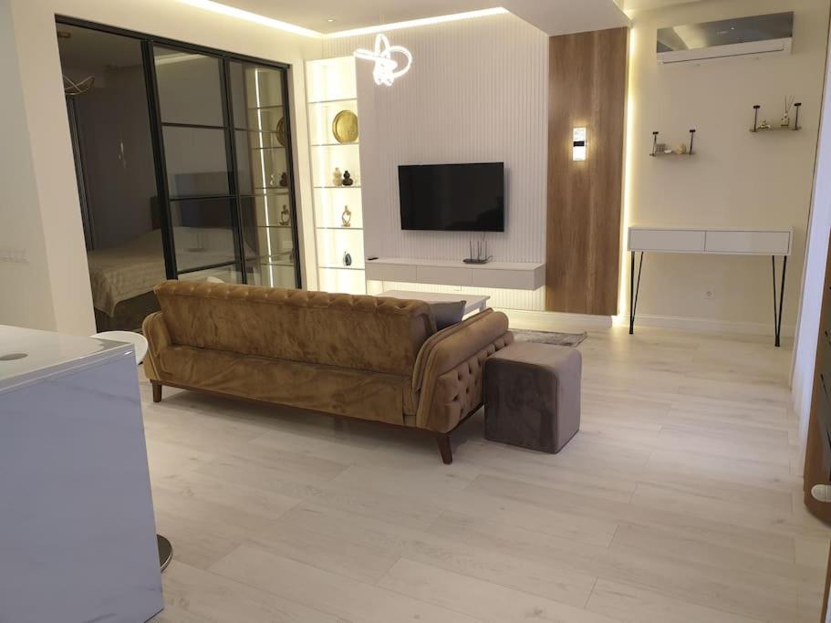City Outside, Tranquility Inside photo 2