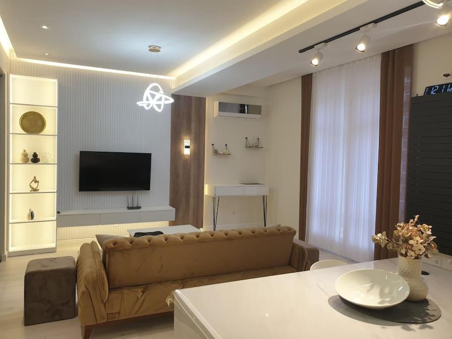 City Outside, Tranquility Inside photo 4