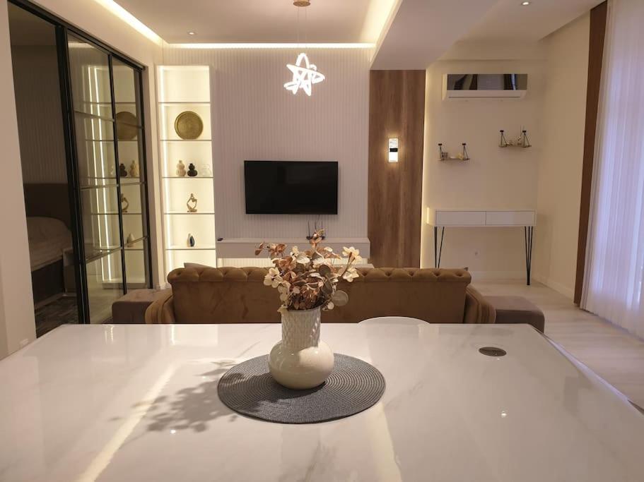City Outside, Tranquility Inside photo 3