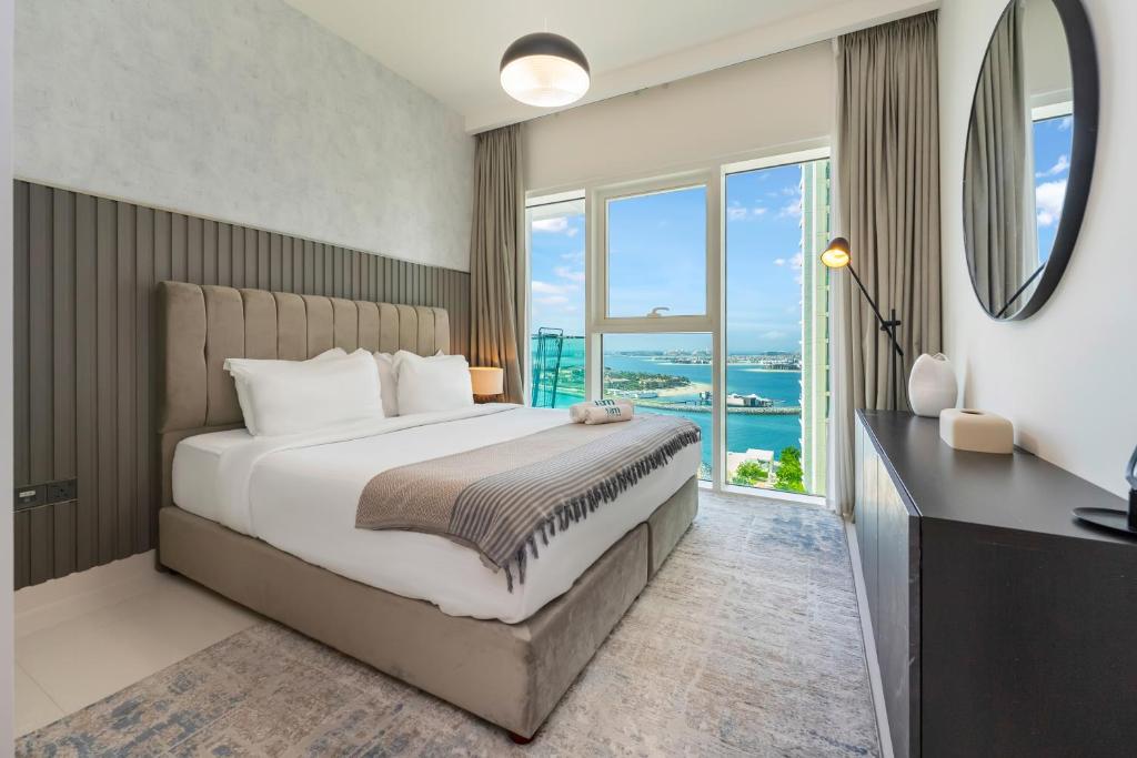 FAM Living - Beachfront Getaway in Emaar Beachfront - Private Beach Access and Luxury Amenities photo 2